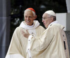 Cardeal Donald Wuerl (à esquerda, ao lado do papa Francisco) renunciou ao cargo de arcebispo de Washington.