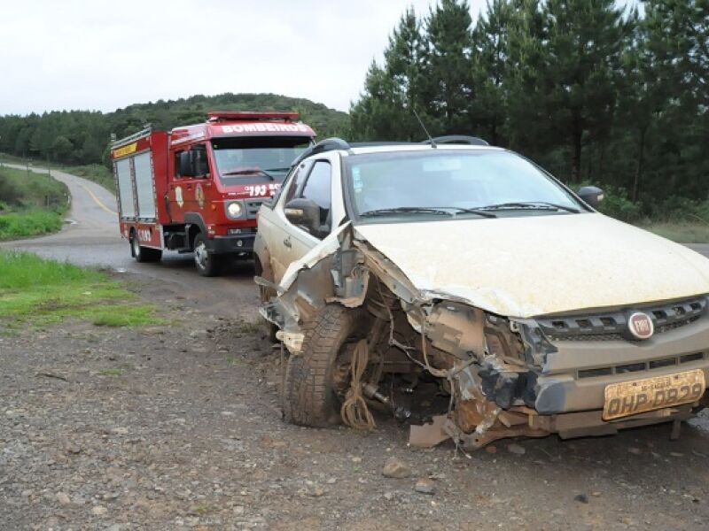 Motorista tenta conversão proibida e causa acidente na BR 163 JD1