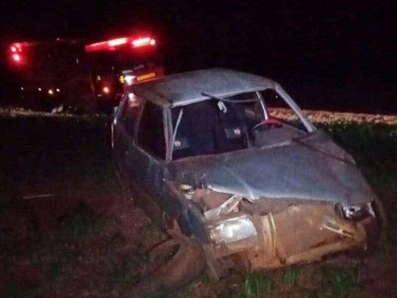 Ap S Capotamento Motorista Lan Ado Para Fora De Carro Em Estrada