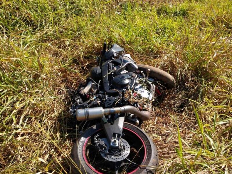 Motociclista morre ao perder controle da direção e sair da pista em