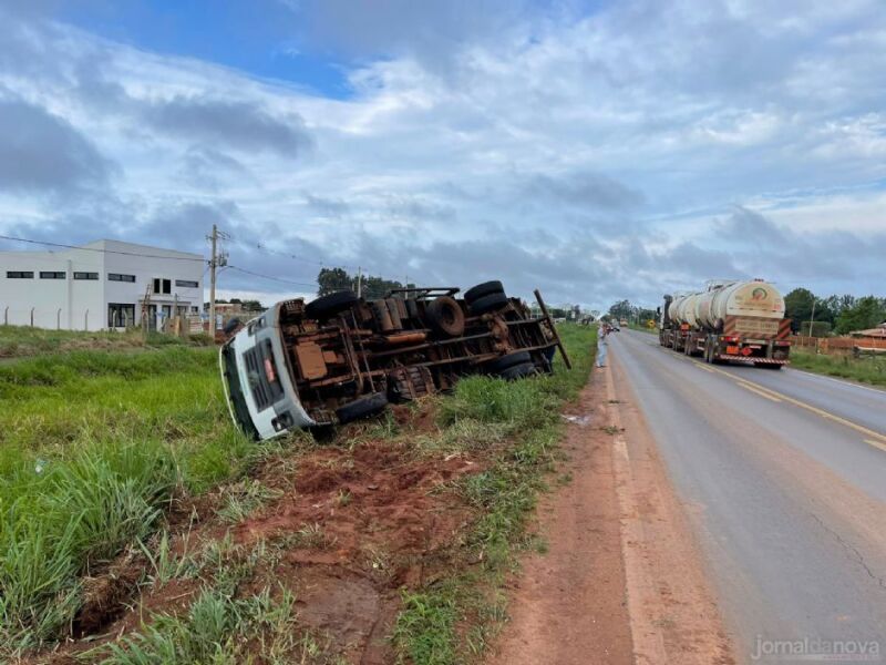 Motorista perde controle em aquaplanagem e tomba caminhão na MS 276