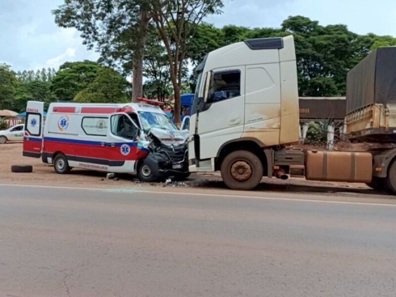 Ambul Ncia Faz Ultrapassagem Proibida Bate Em Carreta E Passageira