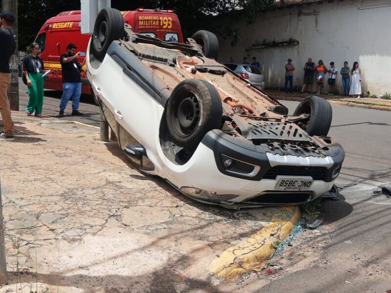 Mulher Fura Sinal Vermelho E Causa Capotamento Na Dom Aquino Jd Not Cias