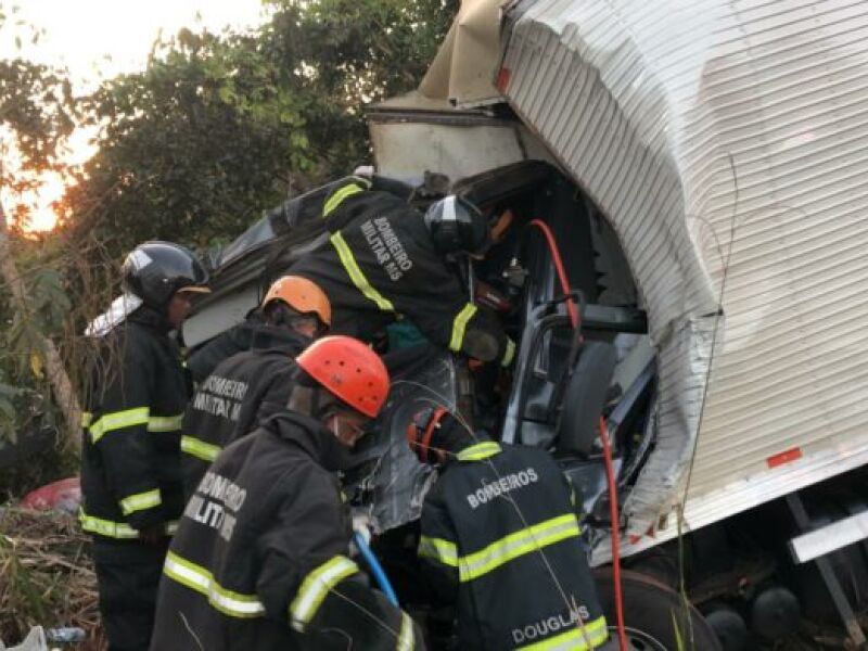 Caminhoneiro fica preso às ferragens após acidente na BR 262 em Três