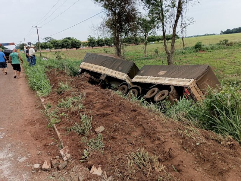 JD1TV Motorista perde o controle e caminhão cai em barranco na BR 376