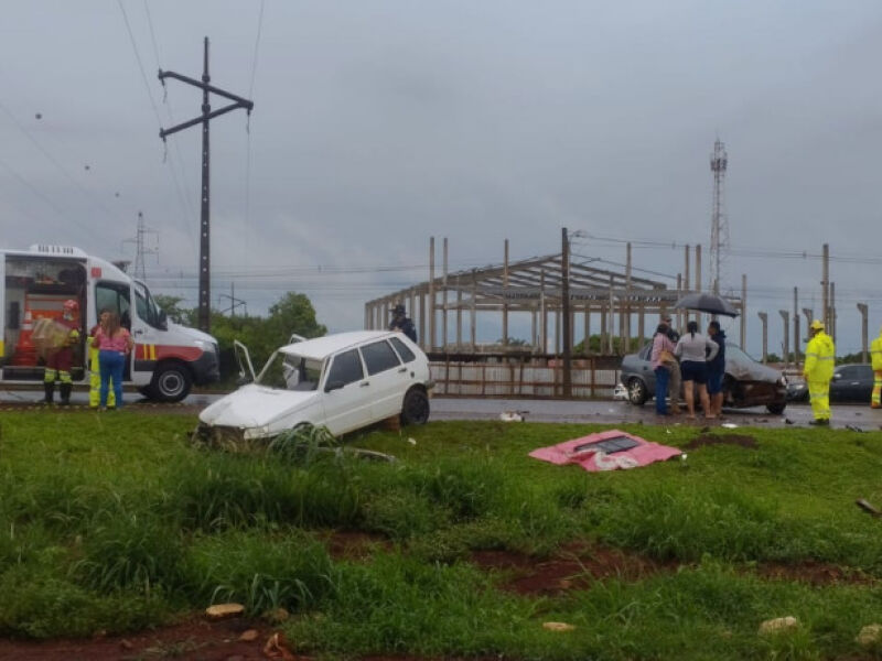 Mulher fica em estado grave após entrar na contramão e colidir contra