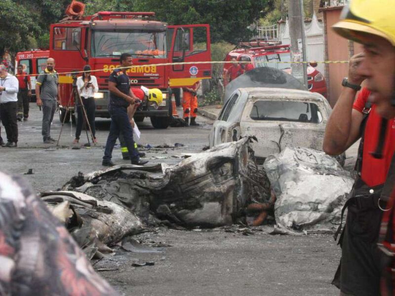 Vídeo Avião de pequeno porte cai sobre carros em bairro residencial