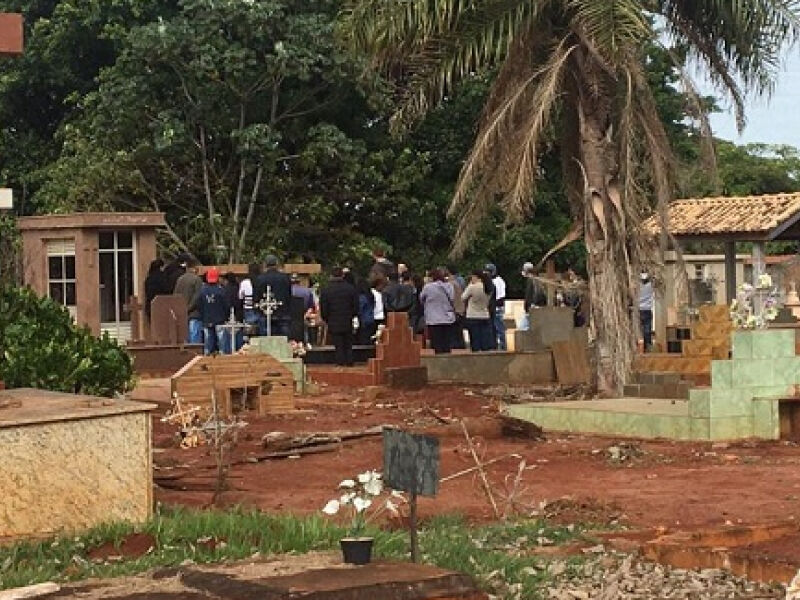 Aplausos E Louvor Familiares E Amigos Deram O Ltimo Adeus Carla