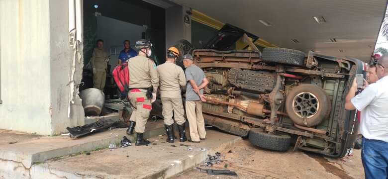 Ao Vivo Motorista De Caminhonete Capota Ao Tentar Fugir De Acidente Na