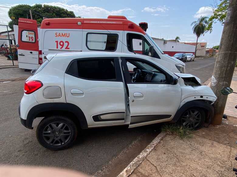 JD1TV Motorista Passa Mal Ao Volante E Bate Carro Em Poste No Santo