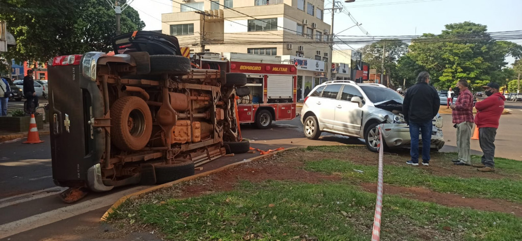 Casal fica preso às ferragens de S 10 em capotamento em Dourados JD1