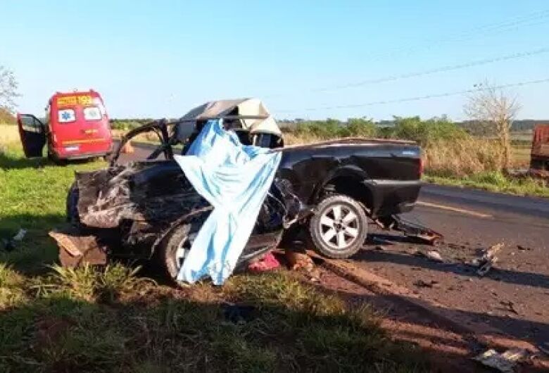 Acidente Entre Camionete E Carreta Bitrem Deixa Um Morto Na BR 376