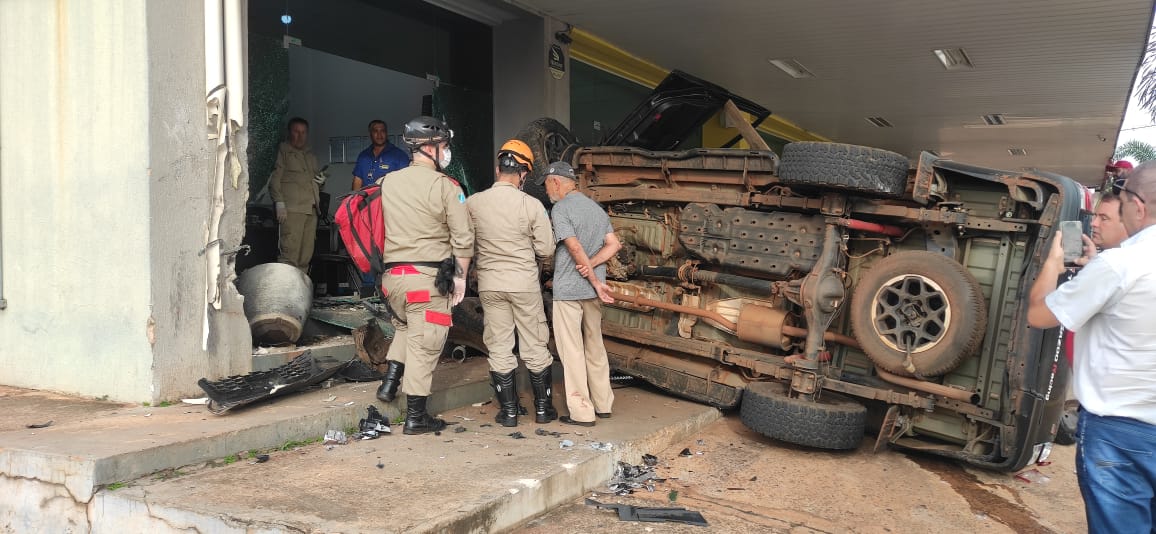 AO VIVO Motorista De Caminhonete Capota Ao Tentar Fugir De Acidente Na