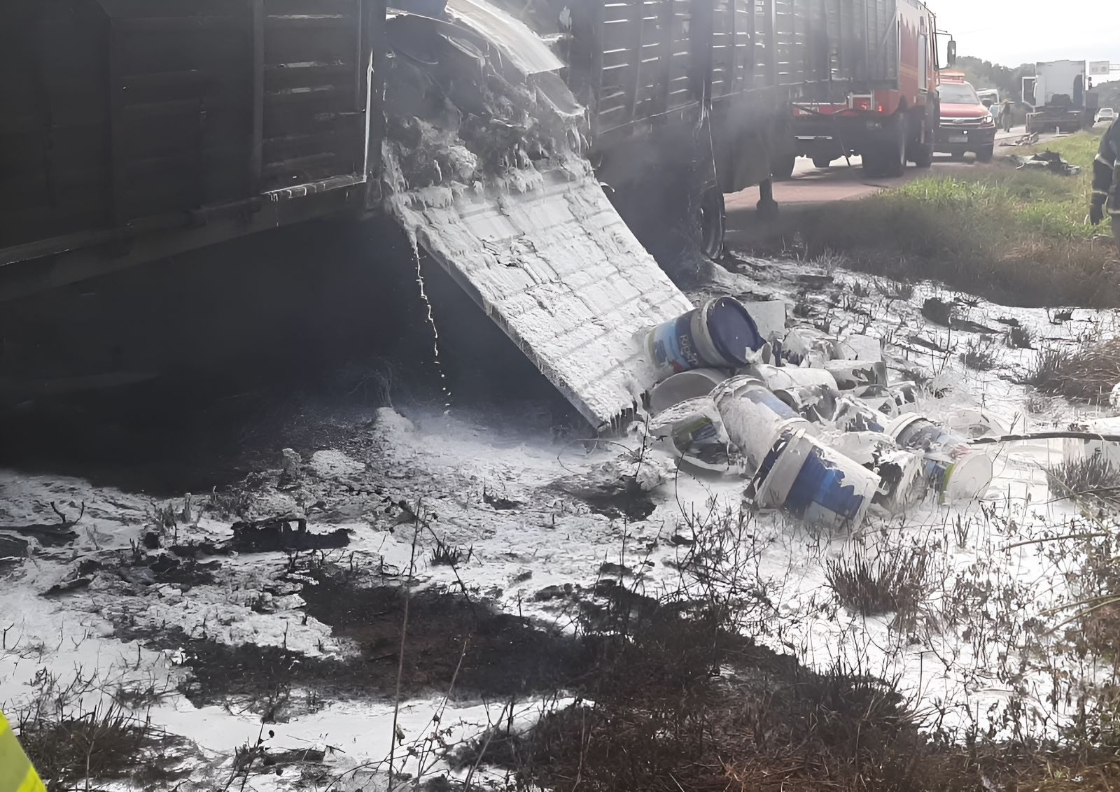 Caminhão carregado latas de tinta pega fogo às margens da rodovia