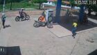 Vídeo: Moto pega fogo ao ser abastecida em posto de gasolina