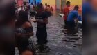 Vídeo: Rio Negro enche e pessoas curtem música ao vivo com água na cintura