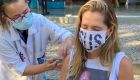 Atriz estava com uma máscara escrita SUS para mostrar seu apoio ao Sistema Único de Saúde