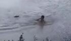 Vídeo: Homem é atacado por jacaré enquanto nadava no Lago do Amor