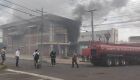 AO VIVO: Bombeiros tentam localizar jovem de 21 anos dentro de tapeçaria incendiada