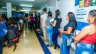 Candidatos na fila em busca de vagas de emprego