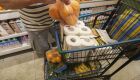 Carrinho de cliente com compras em supermercado