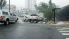 Carros no trânsito durante chuva forte em Campo Grande