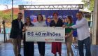 Prefeita Adriane Lopes com 'cheque' de R$ 40 milh&otilde;es que ser&aacute; designado &agrave;s escolas municiapis