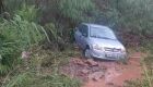 JD1TV: Carro &eacute; arrastado e quase vai parar dentro do C&oacute;rrego Anhandui&nbsp;durante&nbsp;a&nbsp;chuva