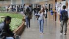 Acadêmicos no campus da universidade