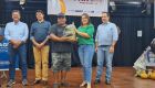 O indígena Dirceu da Aldeia Nova Canaã recebendo a cesta das mãos da prefeita Adriane Lopes ao lado de autoridades
