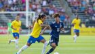 Jogadora Marta, da Seleção Brasileira, controla a bola em partida contra o Japão