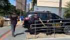 Policiais federais saindo da filial da Groen Engenharia em Campo Grande com malote de documentos
