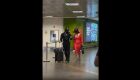Au-au: Casal viraliza ao andarem com máscaras de cachorro no aeroporto de Brasília