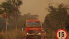 As equipes do Corpo de Bombeiros aproveitaram o 'alívio' do clima das última semana para combater as chamas