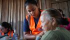 As equipes estão entregando cestas básicas, água mineral, além de assistência médica, social, psicológica e atendimento veterinário