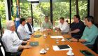 Governador Eduardo Riedel e o deputado Paulo Corrêa em reunião com produtores