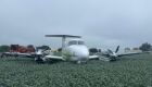 Avião parou numa área de vegetação da fazenda