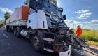 Por conta do forte impacto, o veículo com a cabine completamente destruída