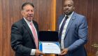 Deputado Gerson Claro entrega o diploma de Visitante Ilustre ao embaixador Lawrence Manzi