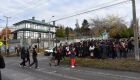 As pessoas evacuam a costa no Chile, seguindo um aviso preventivo de tsunami
