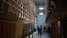 Pessoas visitam o prédio principal das celas na Ilha de Alcatraz, em San Francisco, em 15 de março de 2021