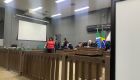 Rozely Henrique, a "Buga", chegou ao plenário do júri escoltada por uma policial -