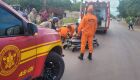 Passageira cai de moto após piloto tentar desviar de cachorro em Corumbá