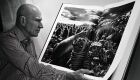 Sebastião Salgado ao lado de uma das fotografias