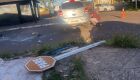 Com a batida, a placa de Pare foi derrubada