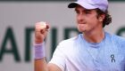 João Fonseca vibra com ponto na segunda rodada de Roland Garros