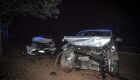 Carros ficaram com a frente destruída