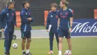 Filipe Luís junto à comissão técnica do Flamengo no último treino antes da estreia no Mundial de Clubes 