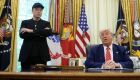 O presidente dos Estados Unidos e o bilionário dono da Tesla no Salão Oval
