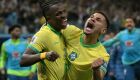 Jogadores brasileiros comemorando a vitória sobre o Paraguai